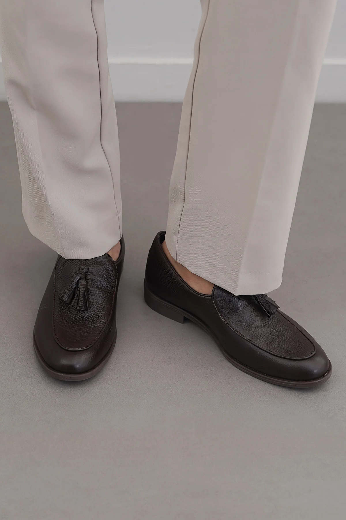 GRAINED LEATHER TASSEL LOAFERS